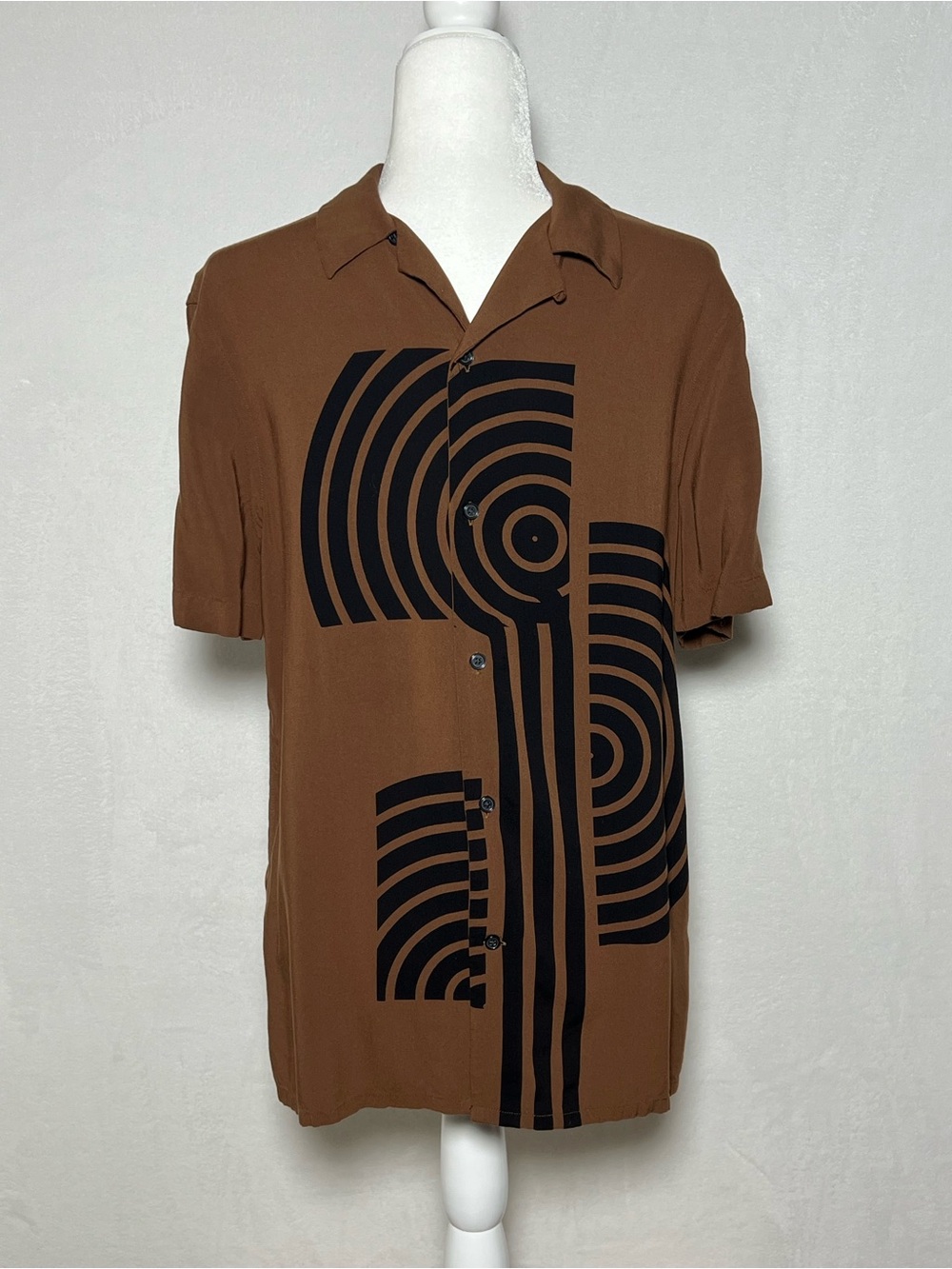 EXPRESS Short Sleeve Button Down Shirt in Brown with Black Print - size S